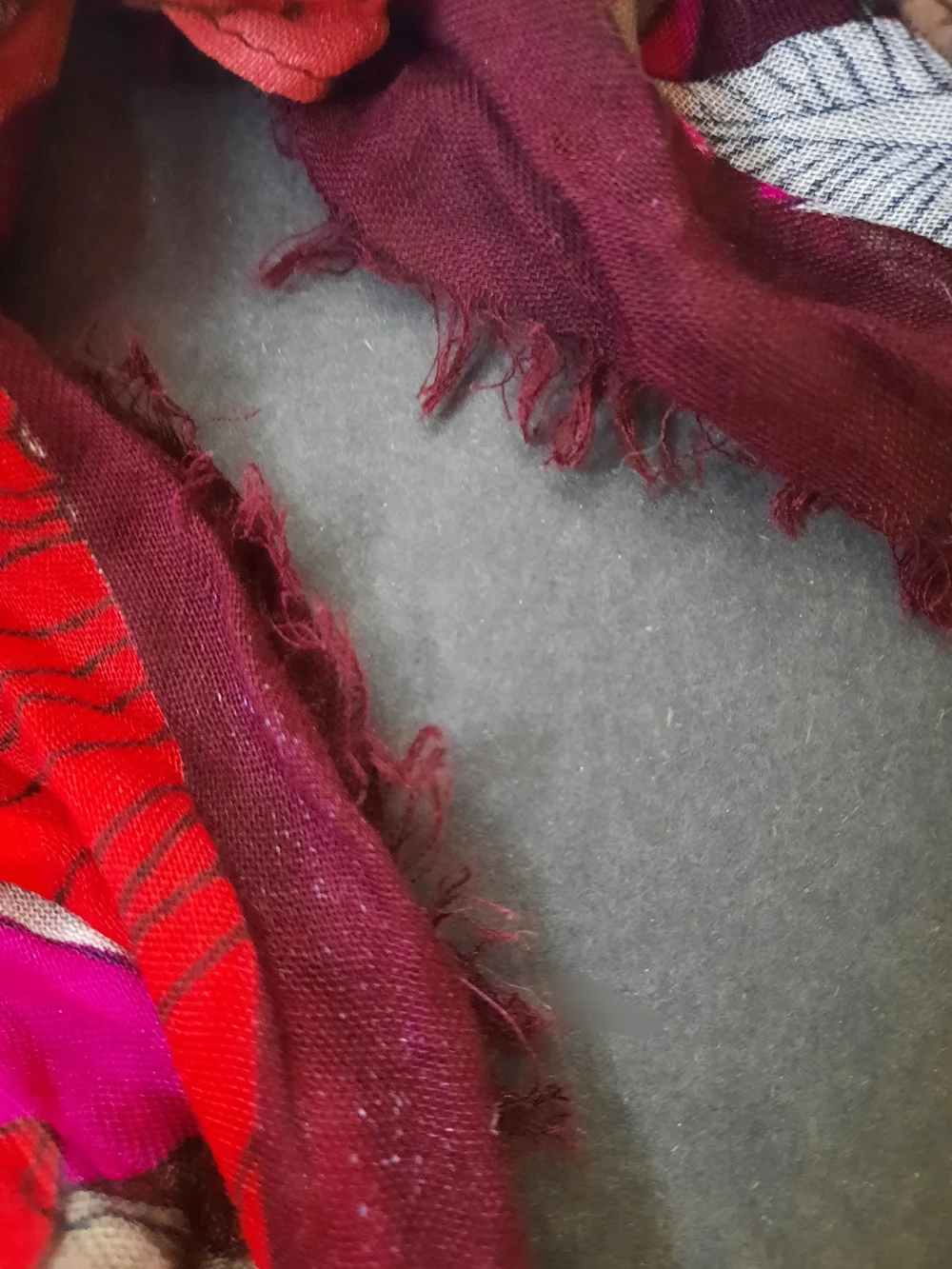 🌷Vivacious⚘️100% Viscose Vera Bradley Scarlet, Fushia & Violet Floral Scarf